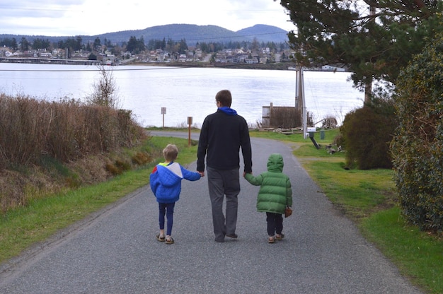 Building Strong Families: A Guide for Husbands and Fathers